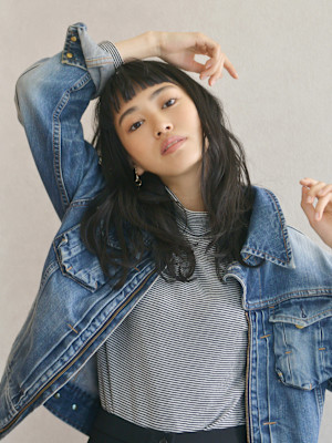 眉上バングの黒髪ウェットヘア