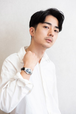 センターよりのサイドパート×ビジネスカジュアル