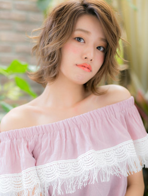 流し前髪外ハネカール段カット小顔ボブウルフ　フェザーショート