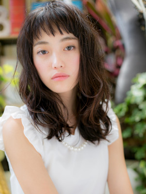 オン眉黒髪こなれ感小顔くせ毛風ウェットヘア　韓国風巻き