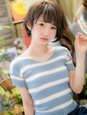 グレージュカラー耳かけふわふわショートボブ　くすみベージュ