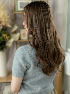 カーキグレージュ顔回りレイヤーこなれロング　細めハイライト