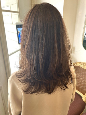 髪質改善ストレートで艶髪レイヤーミディ
