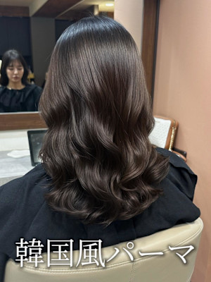 伸ばしながらパーマかけられる？