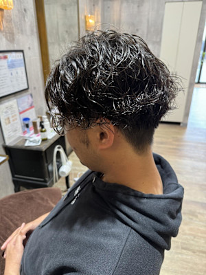 『メンズ　パーマ』細かくスパイラルカール