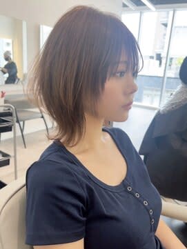 横顔も素敵なウルフ　ウルフカット　ショートカット　ネオウルフ