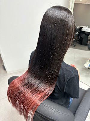 【個性派ヘア】極艶ピンクの裾カラーで周りと差をつける！