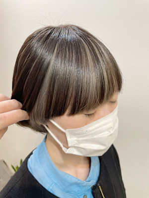 アンブレラカラーシルバーアッシュ/インナーカラーワイドバング