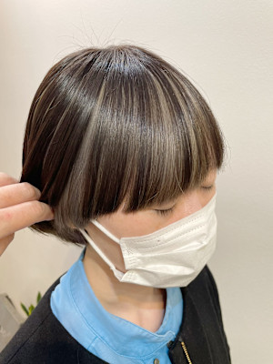 アンブレラカラーシルバーアッシュ/インナーカラーワイドバング