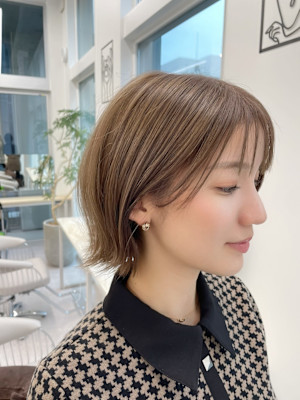 ダブルカラー/ハイトーンカラーベージュ/ぷつっとボブ/耳掛け