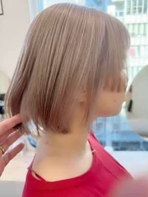 全体ブリーチオンカラー /ミルクティーカラー/姫カットボブ