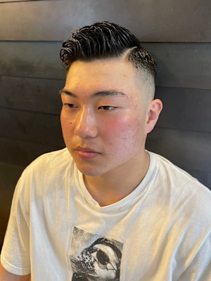 サイドパート 黒髪 スキンフェード