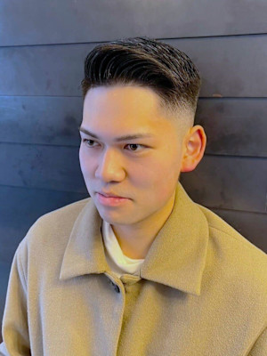 フェードカット アップバング 爽やか メンズショート 黒髪