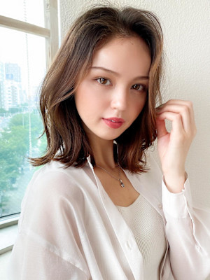 韓国風美髪外ハネボブくびれミディアムレイヤーワイドバング 