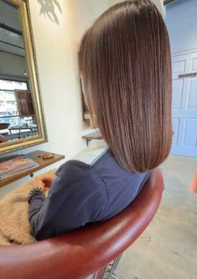 大人小顔似合わせロングボブヘア。