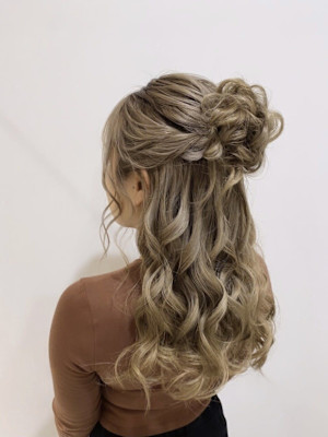 高めのお団子ハーフアップ