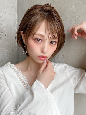 ひし形ショートイメチェン美髪耳かけショートホワイトブロンド