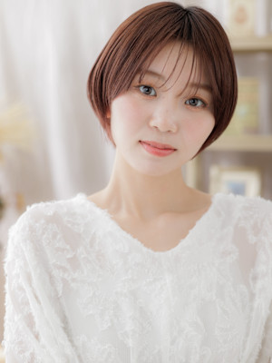 艶カラー前下がりショートヘルシースタイル　フェザーショート