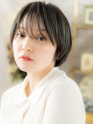 カーキグレージュ小顔束感マッシュショート　フェザーショート