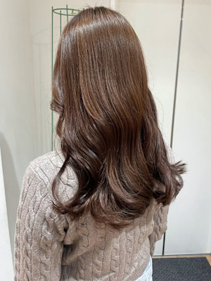 グレージュカラー ゆる巻きロング 流し前髪 顔周りレイヤー