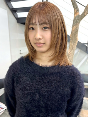 ベージュカラー ミディアムレイヤー 顔周りレイヤー