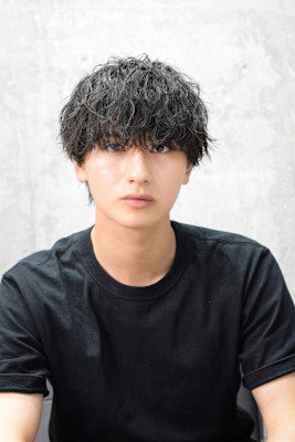 ツイストスパイラルパーマ黒髪マッシュウルフツイストパーマ