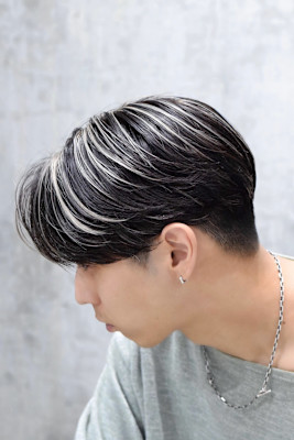 ホワイトハイライトカラカルマヘア韓国刈り上げセンターパート