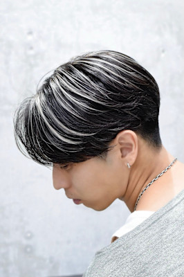 ホワイトハイライトカラカルマヘア韓国刈り上げセンターパート