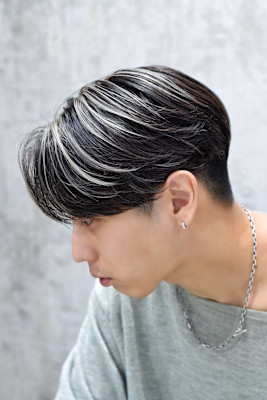 ホワイトハイライトカラカルマヘア韓国刈り上げセンターパート