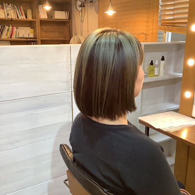 アンブレラカラーで魅せる、モードな切りっぱなしボブ