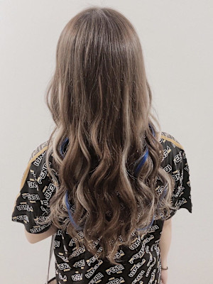 チラ見えブルー