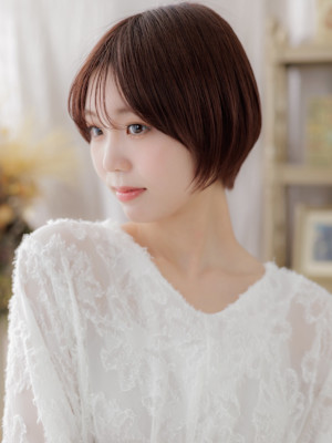 艶カラー前下がりショートヘルシースタイル　フェザーショート