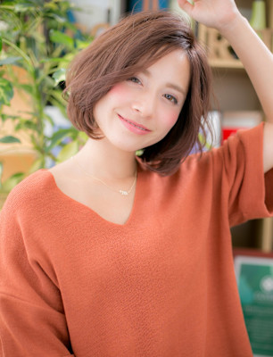 センターパートフレンチガーリー前下がりボブ　細めハイライト