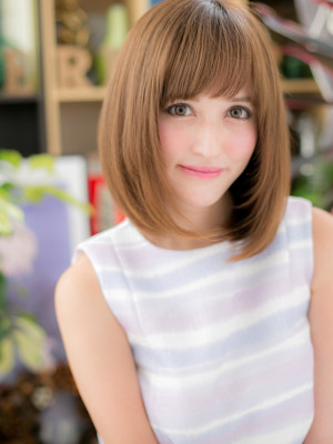 艶カラー★前下がり小顔ミディアムレイヤー　くすみベージュ