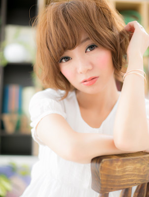 こなれ無造作カールことりベージュ大人ボブ　フェザーショート