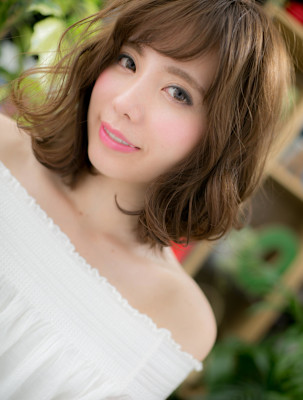 前下がりニュアンスカラー外ハネカールロブ　くすみベージュ