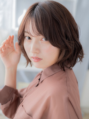 ナチュラルくびレイヤー前下がりボブパーマ　くすみベージュ