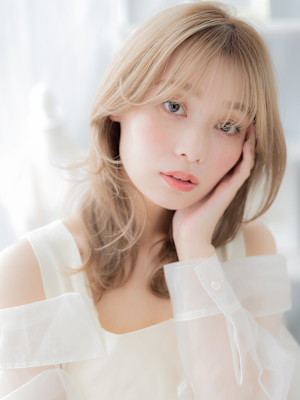 外国人風イヤリングカラーモテ髪くびれミディ　ホワイトブロンド