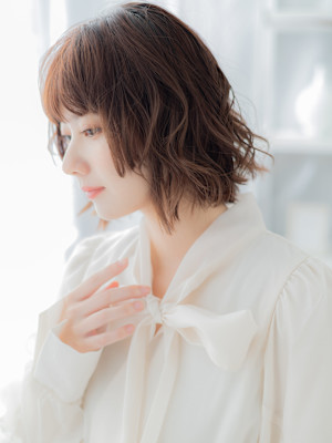 レイヤーボブパーマ前下がりウルフミディアム　マロンベージュ