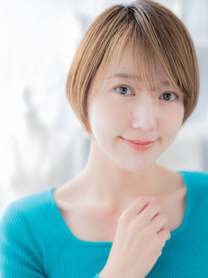 襟足すっきり流し前髪小顔シンプルショート　マロンベージュ