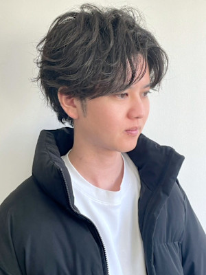 センターパートウルフ ニュアンスパーマ 黒髪ミディアム