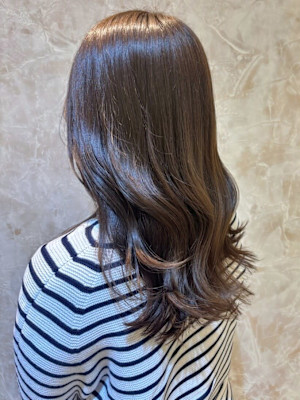 オリーブベージュ 透明感カラー 艶カラー セミロング