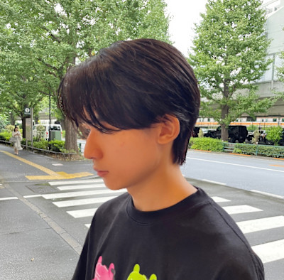 自然なツヤ感の黒髪センターパート