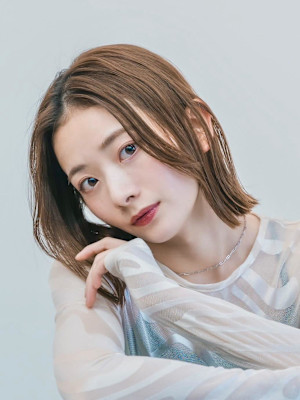 グレーベージュ大人ナチュラル外ハネ結べるショートボブ長め前髪