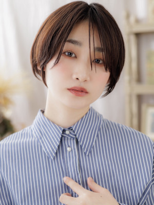 小顔補正カットうざバング透明感丸みショート　フェザーショート