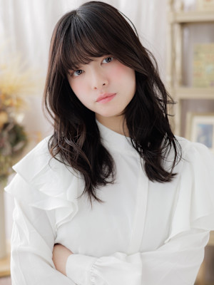 厚めバング顔回りレイヤーカット重めスタイル　韓国風巻き