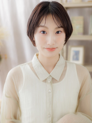 ナチュラルヘルシースタイル前髪なしショート　くすみベージュ