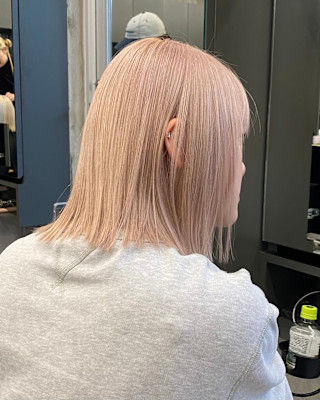 ホワイトベージュ/ブリーチ/ナチュラルハイトーン/外ハネ