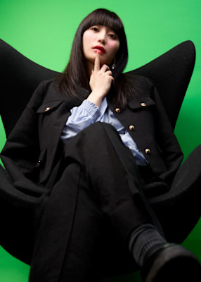 クラシック×モード   時代を選ばない定番！黒髪と重めバング