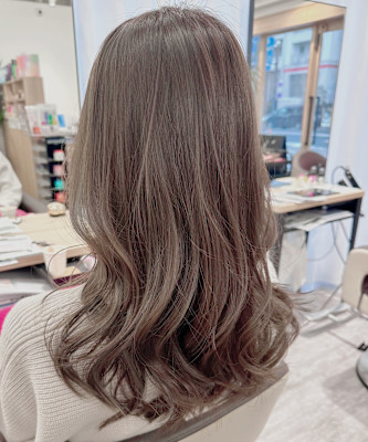 ハイライト　白髪ぼかし　明るめグレーベージュカラー　巻き髪